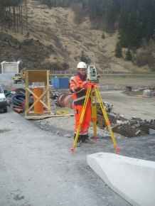 Deformationsmessung obertage Baulos Wolf1,
Brenner-Basistunnel - Für eine größere Darstellung bitte auf das Bild klicken Deformationsmessung obertage Baulos Wolf1,
Brenner-Basistunnel - Für eine größere Darstellung bitte auf das Bild klicken