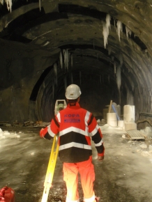 Deformationsmessung bei winterlichen Bedingungen
im Zugangstunnel Wolf, Brenner Basistunnel - Für eine größere Darstellung bitte auf das Bild klicken Deformationsmessung bei winterlichen Bedingungen
im Zugangstunnel Wolf, Brenner Basistunnel - Für eine größere Darstellung bitte auf das Bild klicken